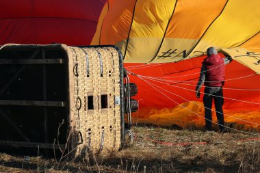 Gaz yakıcı sıcak ile turuncu balon şişirme süreci