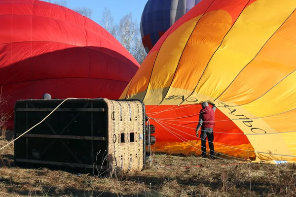 Proceso de inflar el globo naranja con quemador de gas con calor — Foto de Stock