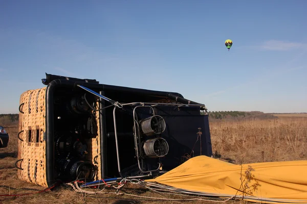 Balon büyük sepet yatıyor alan yerde kendi tarafında bir