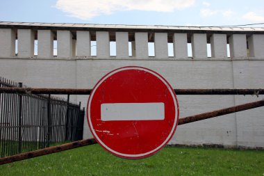 eski püskü çizilmiş metal yuvarlak kırmızı yol dur işareti ile beyaz s