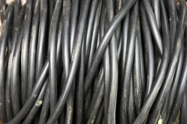 büyük siyah kirli elektrik izolasyonlu kablo closeup foreg bobin