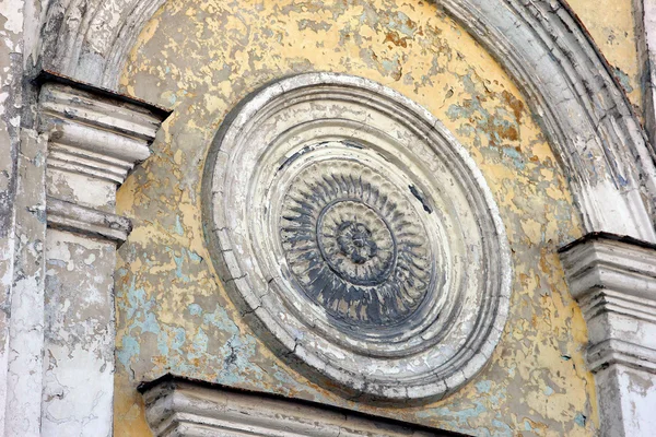 교회 아름 다운 오래 된 석고 pla를 건물의 벽의 조각 — 스톡 사진