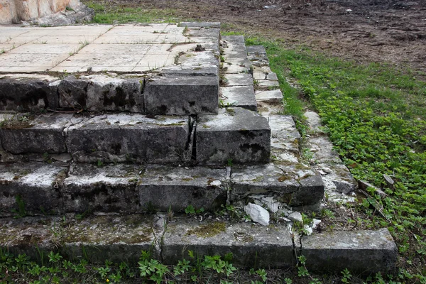 Antiguos escalones de piedra gris medieval de la iglesia ortodoxa cubierto ingenio — Foto de Stock