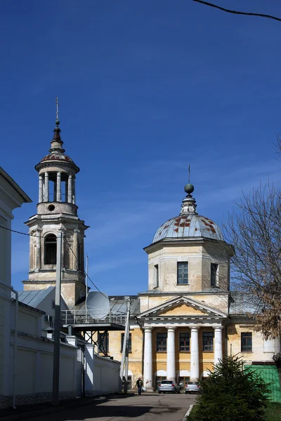 Stadsutsikt med gammal shabby ryska ortodoxa tegelkyrka i klass — Stockfoto