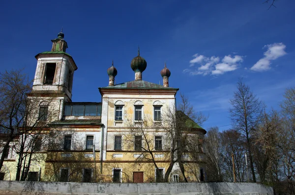 Старинная церковь с колокольней в классическом стиле — стоковое фото