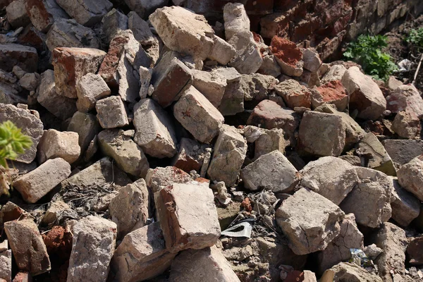 A pile of debris and broken old red bricks — Stock Photo, Image