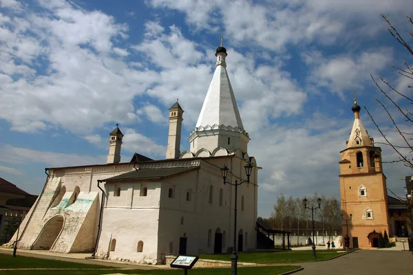 Древний средневековый русский белый православный храм с белым быть — стоковое фото