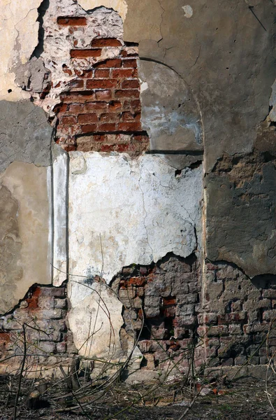 緩いと教会の古い廃墟の赤レンガの壁ひびの入った白と — ストック写真