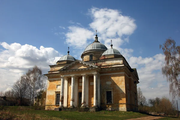 Stará pravoslavná církev v klasickém stylu s klasickou bílou portem — Stock fotografie
