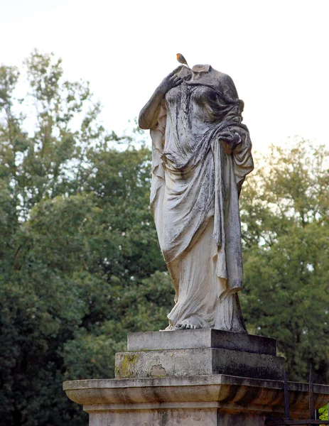 Αρχαία Ρωμαϊκό μαρμάρινο άγαλμα του γυναίκα θεά χωρίς κεφάλι και α β — Φωτογραφία Αρχείου