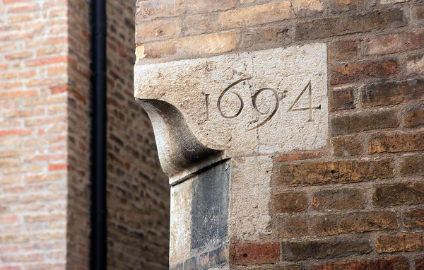 Rogu stare historyczne średniowieczny włoski Czerwony mur z cegły z buil — Zdjęcie stockowe