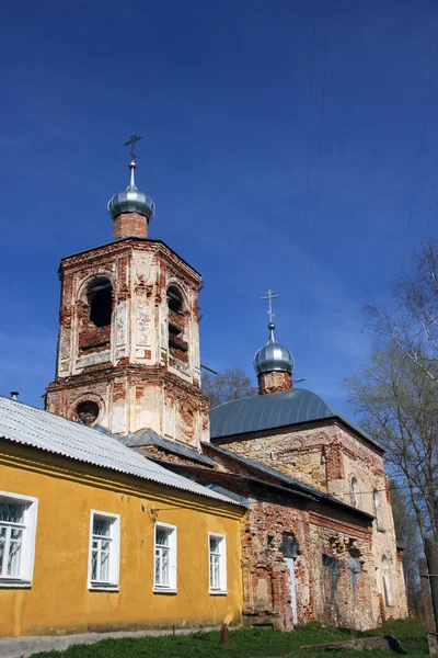 Provincial velho abandonado arruinado igreja ortodoxa russa no c — Fotografia de Stock