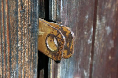 iki eski paslı metal çelik delikli ahşap kapı clo üzerinde asma kilit için