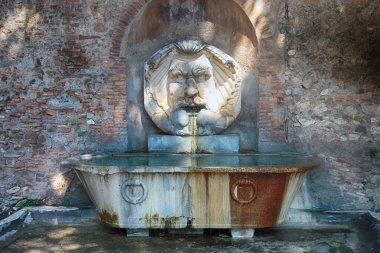 eski antik Roma Çeşmesi mermer maskesi ile yüz poseidon ve