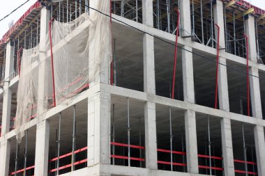 Beton yapım aşamasında monolitik r ile bina köşesi