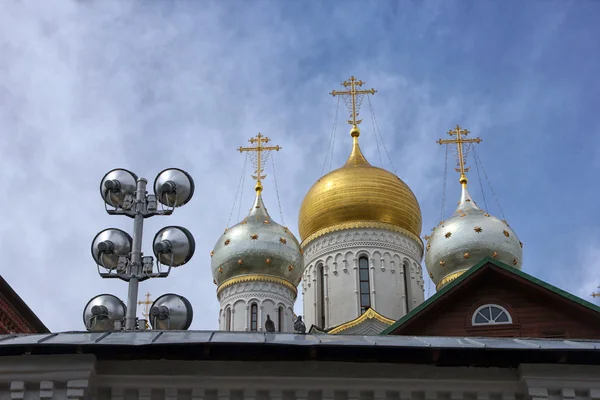 Golden dome of russian orthodox cathedral and spotlight for ligh — Stock Photo, Image