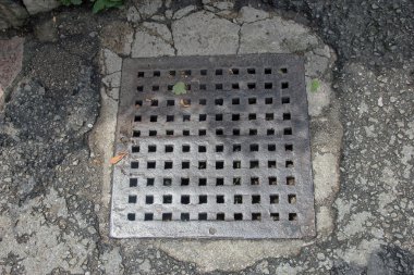 Fırtına kanalizasyon aspha üzerinde eski paslı kare dökme demir rögar kapağını
