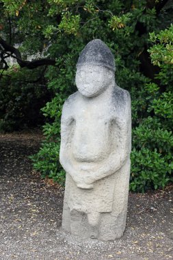 küçük gri taş insansı Idol yeşil park