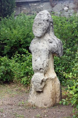 eski gri taş insansı pagan Idol izole closeup beyaz bac üzerinde