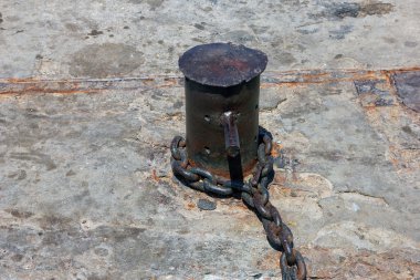 paslı siyah metal demir palamar baba stome beton iskelede