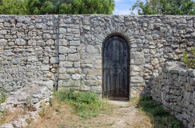 antika eski siyah Ferforje kapı moloz taş duvar