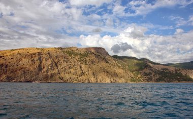 mavi deniz ve vahşi kayalık Kırım kıyısında kum dağlar