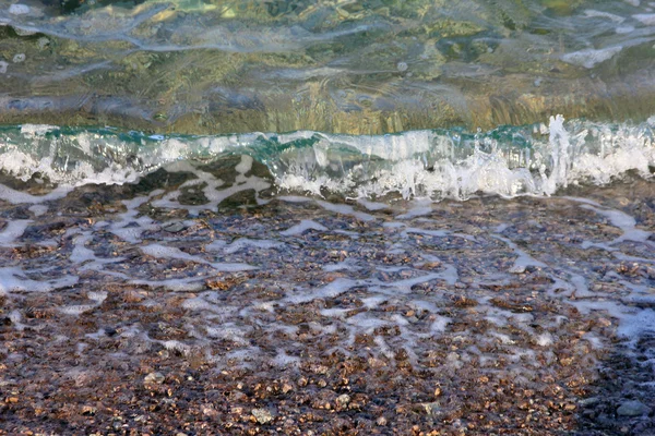 Moře surfovat s tyrkysové vlny na oblázkové pláži v létě s Krymská — Stock fotografie