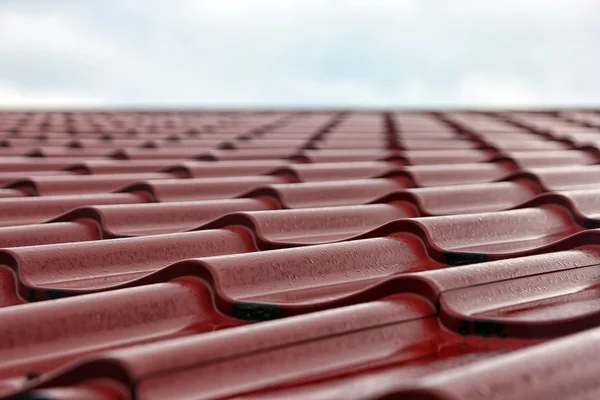 Wet red metal roofing from sheet metal with droplets of rain clo — Stock Photo, Image