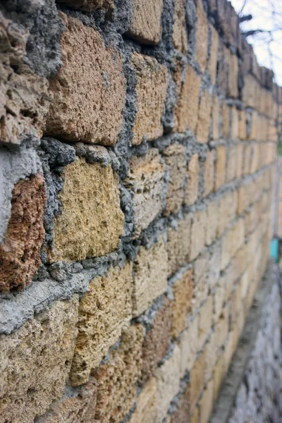 Pared de vieja masonería rocosa de coquina en ruinas en perspec —  Fotos de Stock