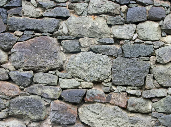 Каменная каменная стена из старых ветхих обломков из большого л — стоковое фото