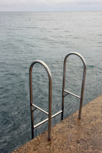 Merdiven paslanmaz çelik iniş için suya concre üzerinde yüzme. — Stok fotoğraf