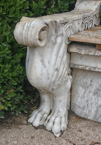 Декоративна біла мармурова ніжка кам'яної садової лави у вигляді птаха — стокове фото