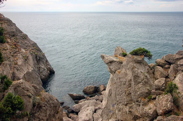 Vackra klippiga kusten vid södra kusten av Krim och vackra s — Stockfoto