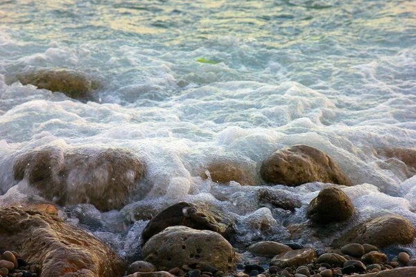 Deniz Kırım çakıl plaj yaz s ile turkuaz dalga sörf — Stok fotoğraf