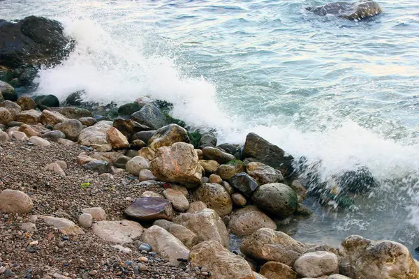 Deniz Kırım çakıl plaj yaz s ile turkuaz dalga sörf — Stok fotoğraf