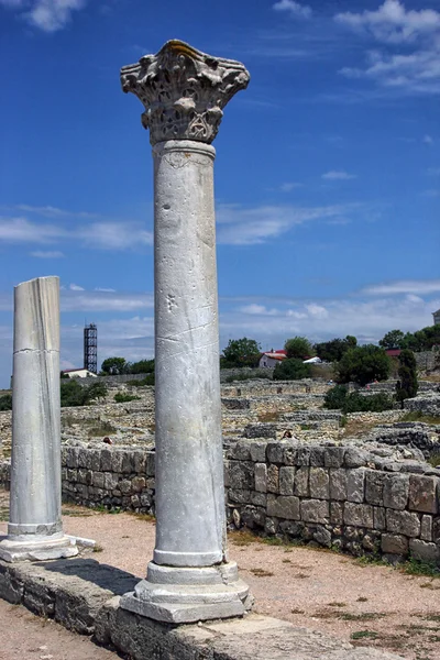 Beautiful ruined marble kapitel ancient greek columnus against c — Stock Photo, Image