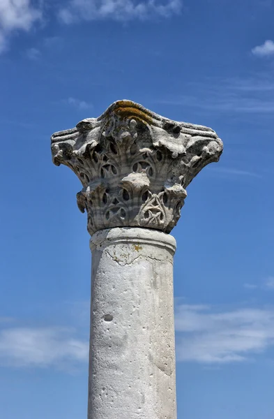 Piękne marmurowe kapitel starożytnych greckich columnus przeciwko c zniszczony — Zdjęcie stockowe