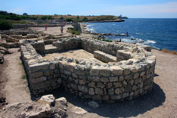 Hermoso mármol en ruinas antiguo templo griego en la costa de azul B — Foto de Stock