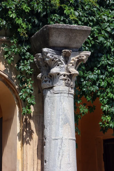 Stare historyczne biały marmurową kolumny koryncki kapitał w pobliżu — Zdjęcie stockowe