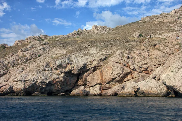 Błękitne morze i góry piasku i błękitne niebo na dzikie skaliste krymskiej c — Zdjęcie stockowe