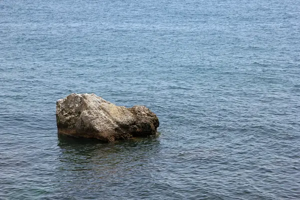 Mavi Karadeniz güzel küçük taş rock — Stok fotoğraf