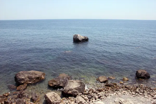 Güzel pitoresk vahşi Karadeniz Sahil kayalar ve roc — Stok fotoğraf