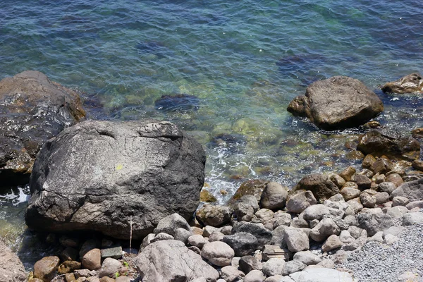 Güzel pitoresk vahşi Karadeniz Sahil kayalar ve roc — Stok fotoğraf