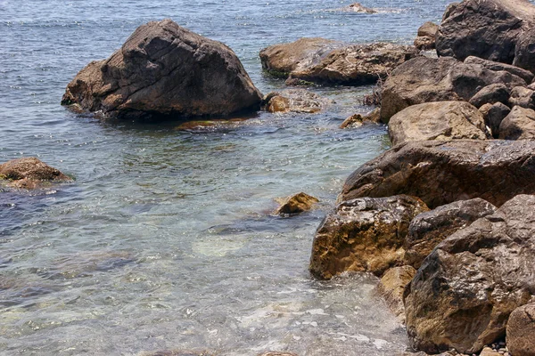 Güzel pitoresk vahşi Karadeniz Sahil ıslak parlak bould ile — Stok fotoğraf