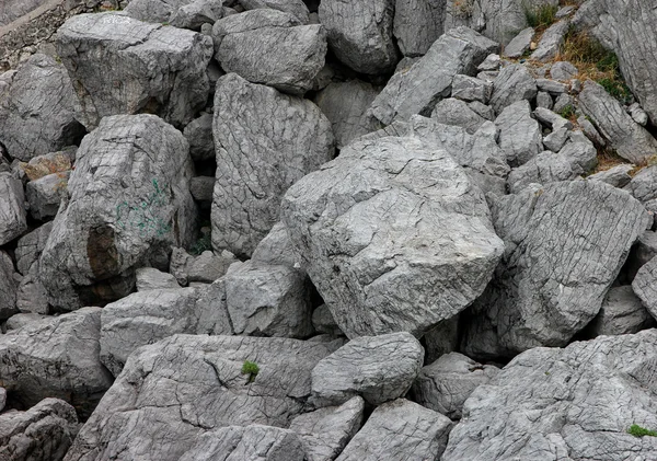 Συντρίμμια του γκρι των βράχων σε βουνά της Κριμαίας Φωτογραφία Αρχείου