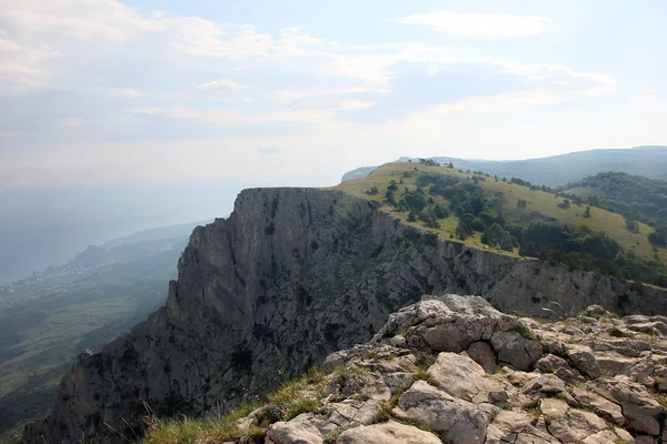 Piękny panoramiczny widok z góry Krymskie góry szczyt Ai-Pe Zdjęcia Stockowe bez tantiem