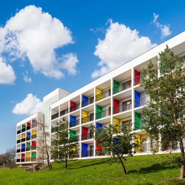 Moderne blok van flats met kleurrijke balkons. Groen wonen. Moderne architectuur. — Stockfoto