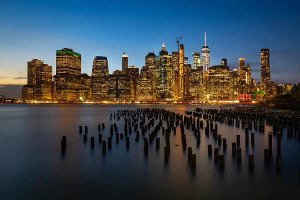 Holzstämme East River Mit Lower Manhattan Silhouette Während Der Blauen — Stockfoto