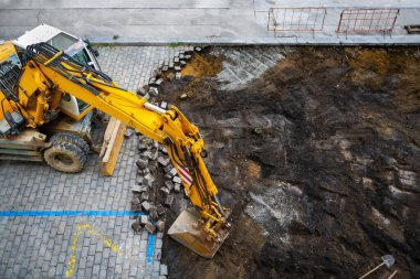 kaldırım taşı yeniden yapılandırması sırasında kazıcı.