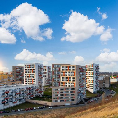 Şehir sınırında çok katlı apartmanlar var. Kasaba yerleşim alanının dışında..
